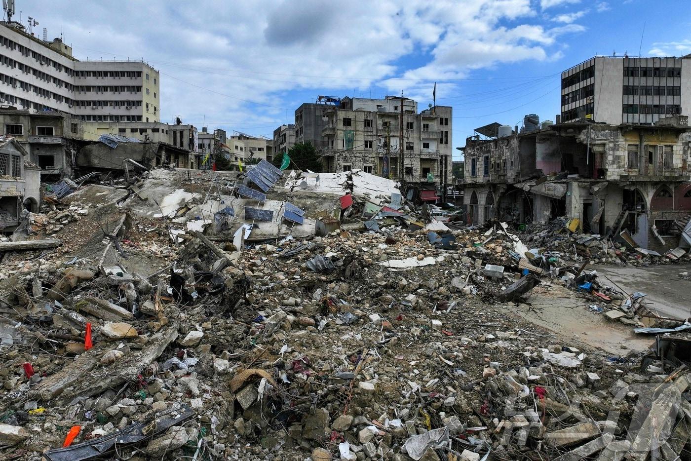 지난해 11월 레바논 남부 나바티예에서 이스라엘과 헤즈볼라의 전쟁 중 돌무더기로 변한 건물이 보인다. 2024.11.29 ⓒ AFP=뉴스1 ⓒ News1 우동명 기자