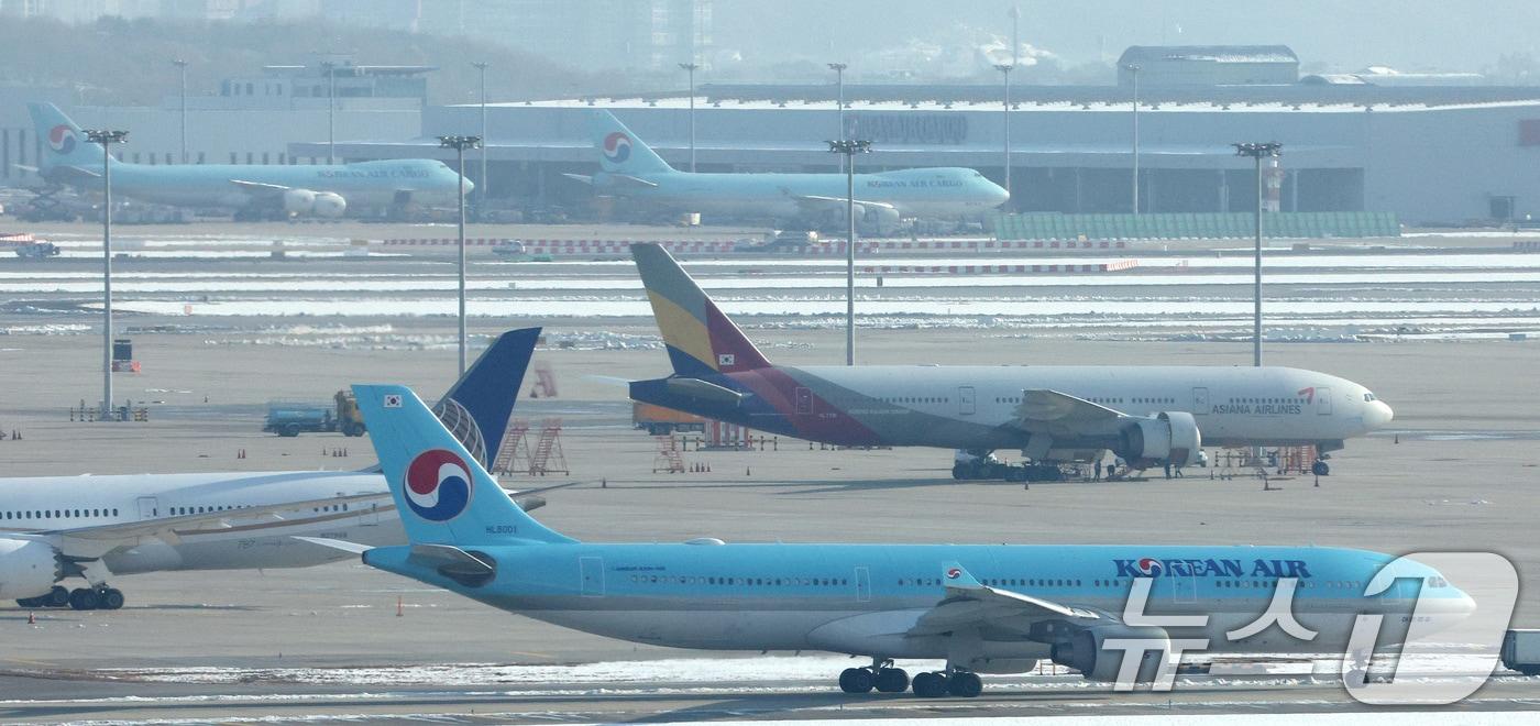 29일 오전 인천국제공항에서 대한항공 항공기가 아시아나 항공기 앞으로 지나가고 있다. 2024.11.29/뉴스1 ⓒ News1 장수영 기자