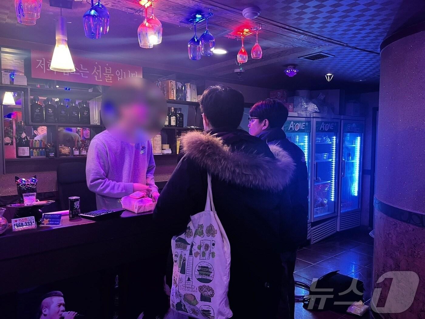 본문 이미지 - 인천 연수구는 연말연시를 앞두고 불법·퇴폐 식품접객업소의 불법 영업을 예방하기 위해 2일부터 10일까지 민·관·경 합동 지도점검에 나선다고 2일 밝혔다.(연수구 제공)2024.11.29/뉴스1