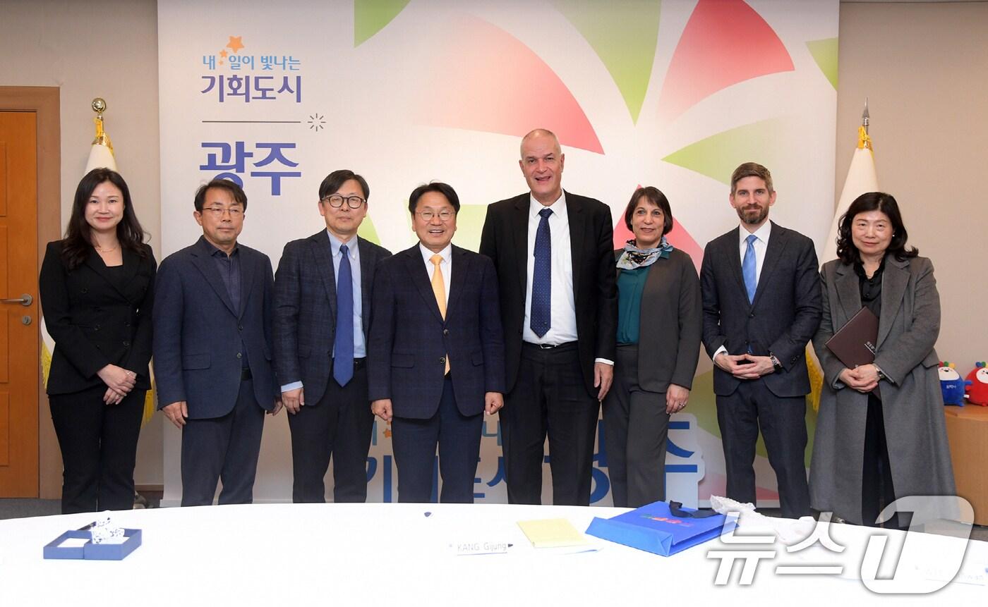 강기정 광주시장이 28일 오후 시청 접견실에서 라파엘 하르파즈 주한 이스라엘 대사와 교류 협력 방안을 논의한 후 기념촬영을 하고 있다.(광주시 제공)2024.11.29/뉴스1 