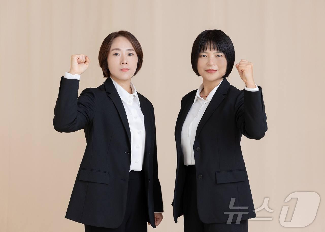 본문 이미지 - 전교조 충북지부장과 사무처장에 당선한 김민영(왼쪽)·박현경 씨가 포즈를 취한 모습.(전교조 충북지부 제공)/뉴스1