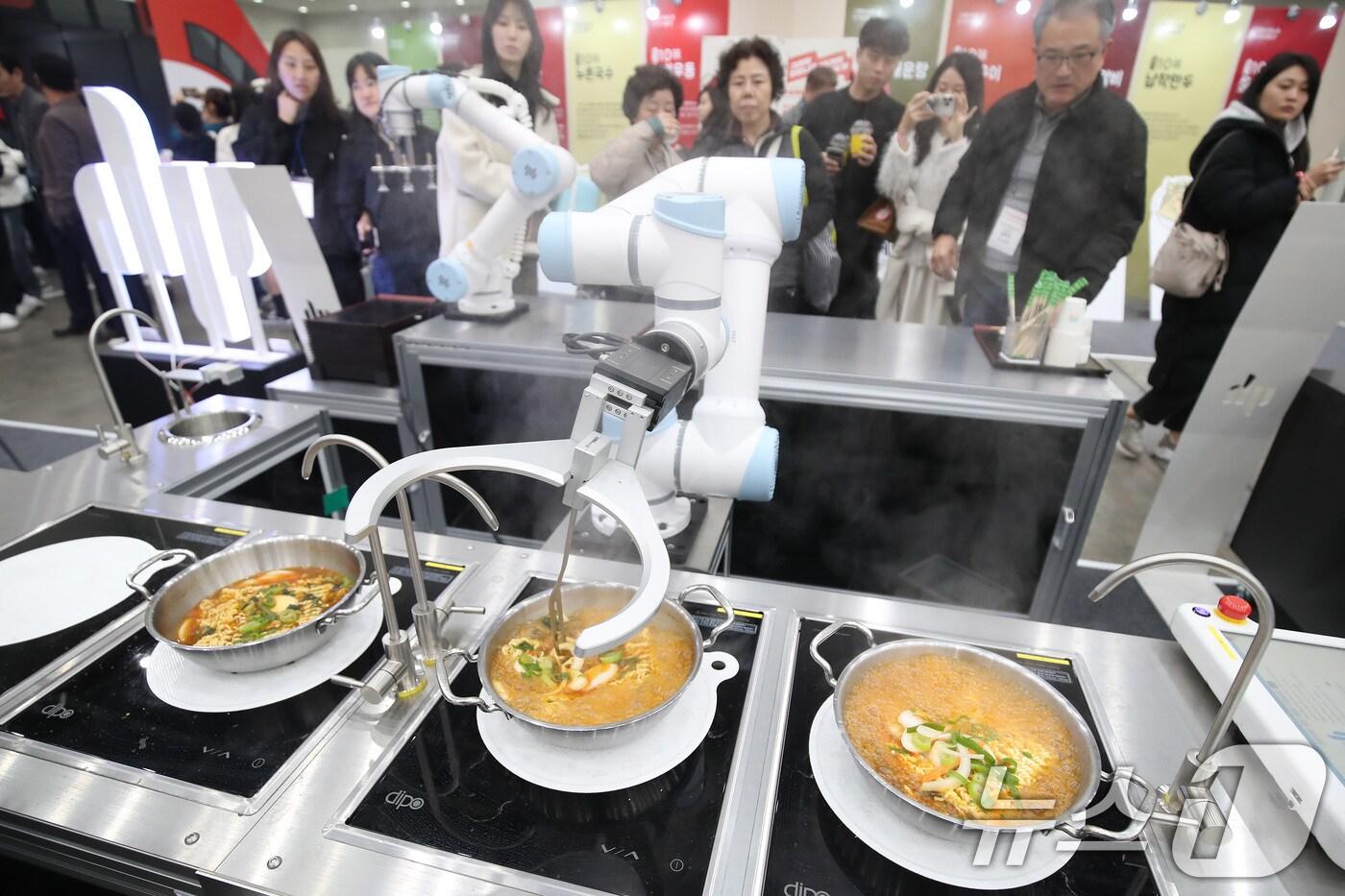 29일 대구 엑스코에서 개막한 '제22회 대구 음식산업박람회'에 등장한 영현로보틱스의 라면 조리 로봇이 눈길을 끌고 있다. (자료사진) 2024.11.29/뉴스1 ⓒ News1 공정식 기자