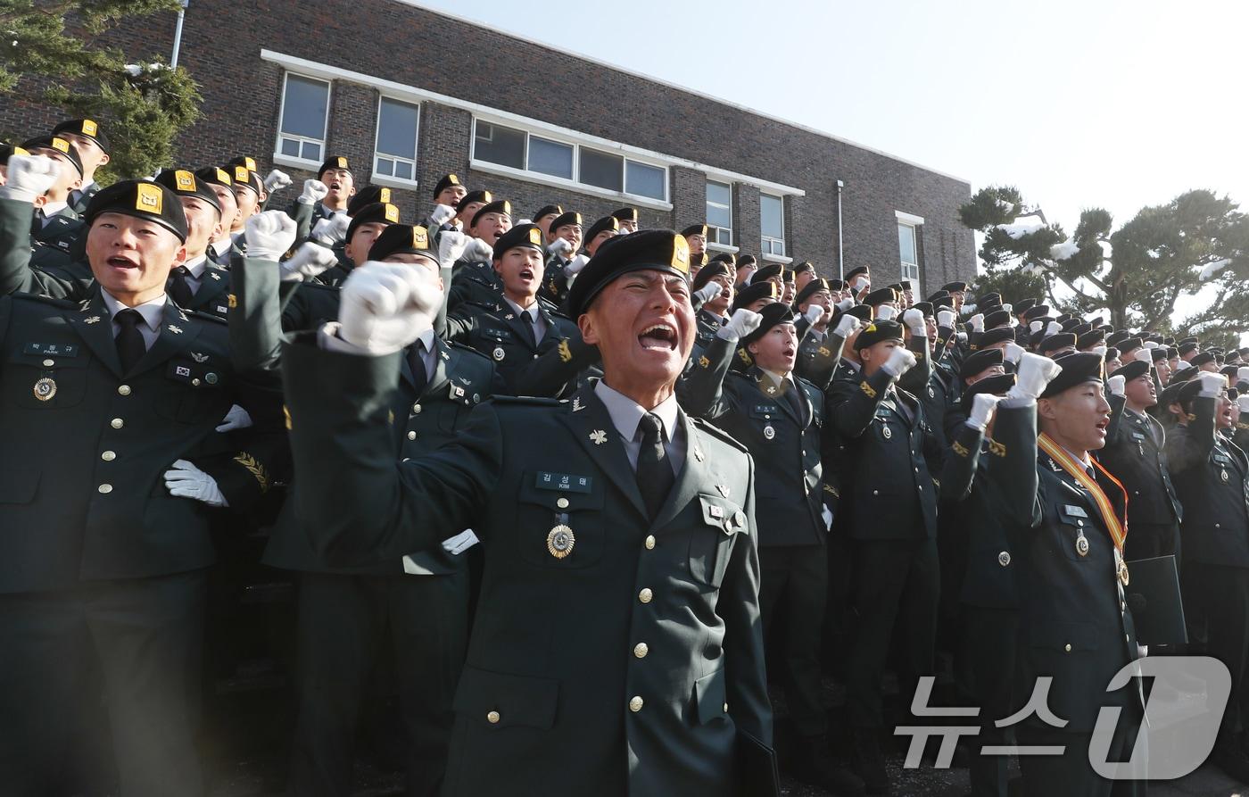 29일 오전 경기 광주시 육군 특수전학교에서 열린 &#39;특전부사관 257기 임관식&#39;에서 신임 특전부사관들이 임관식을 마치고 구호를 외치고 있다. 2024.11.29/뉴스1 ⓒ News1 김영운 기자