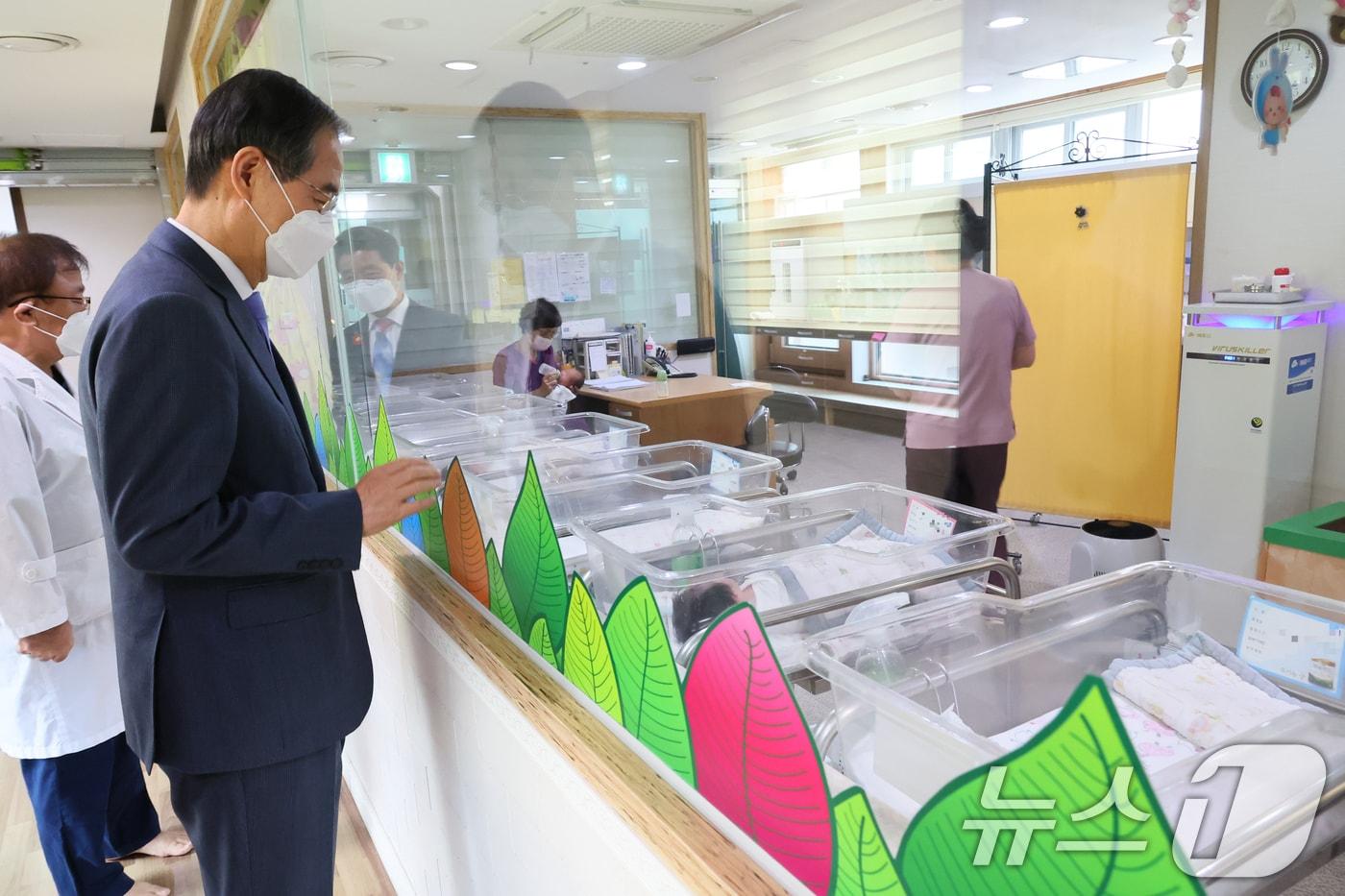 한덕수 국무총리가 29일 오전, 전남 광양의 유일한 분만 산부인과인 광양 미래여성의원 방문, 의료진을 격려하고 산모들을 응원했다. (총리실 제공)2024.11.29/뉴스1 ⓒ News1 허경 기자