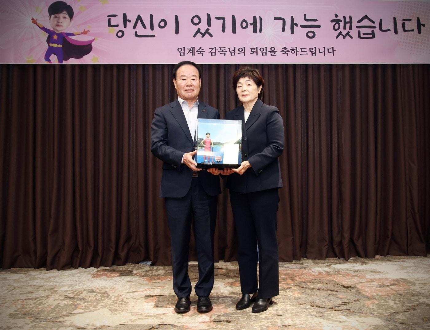 본문 이미지 - 29일 퇴임식을 가진 임계숙 감독 . (KT 스포츠단 제공)