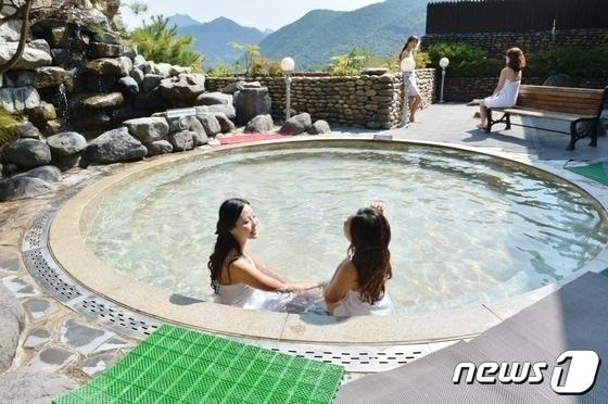 본문 이미지 -  중부내륙선철도 충주~문경 구간 개통으로 수안보 온천이 제2 황금기를 맞을지 주목된다. 사진은 수안보 온천 노천탕.&#40;자료사진&#41;/뉴스1