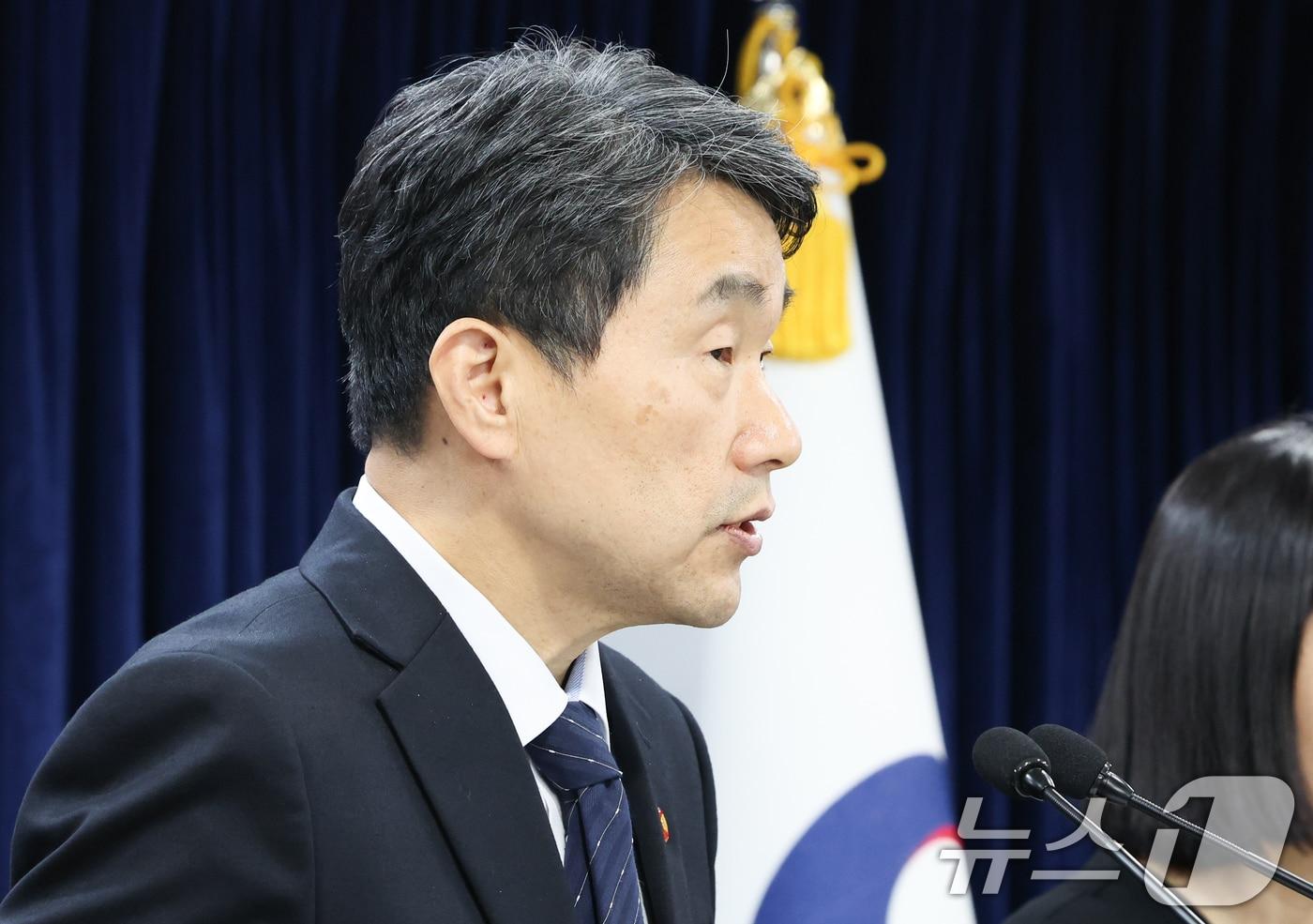 본문 이미지 - 이주호 사회부총리 겸 교육부 장관이 29일 서울 종로구 정부서울청사에서 AI 디지털 교과서 검정심사 결과 및 도입 로드맵 조정(안)을 발표하고 있다. 2024.11.29/뉴스1 ⓒ News1 허경 기자