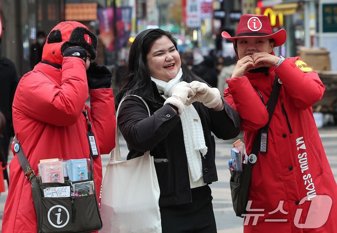 29일 오후 서울 중구 명동을 찾은 한 외국인 관광객이 서울시관광협회 가이드와 추억을 남기고 있다. 한국관광공사는 지난달 한국을 찾은 외국인 관광객이 160만 명으로 집계됐다고 29일 밝혔다. 이는 전년 동월보다 30.1% 늘어난 수치다. 지난달 한국을 가장 많이 찾은 국가는 중국으로 39만2천명이 방한했다. 이어 일본(32만3천명), 미국(14만1천명), 대만(13만3천명) 등 순으로 방한 관광객이 많았다. 2024.11.29/뉴스1 ⓒ News1 김진환 기자