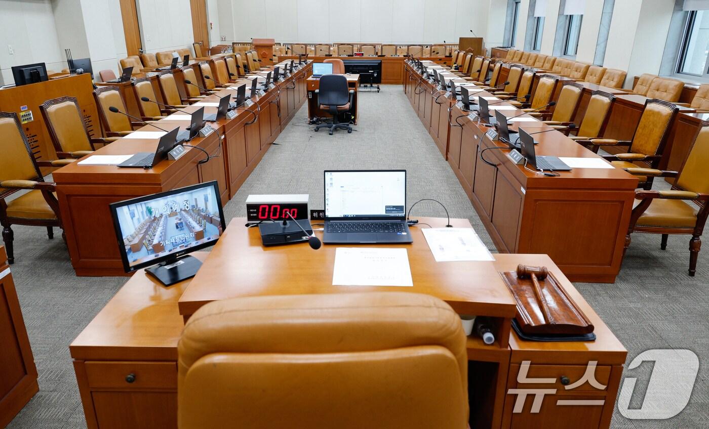 본문 이미지 - 29일 서울 여의도 국회 기획재정위원회 전체회의실에서 9차 전체회의가 열릴 예정이었으나 소득세법(가상자산 과세 유예), 상속증여세법(상속세 완화), 조세특례제한법(배당소득 분리과세)을 두고 여야 이견으로 개의되지 못한채 텅 비어있다. 2024.11.29/뉴스1 ⓒ News1 안은나 기자