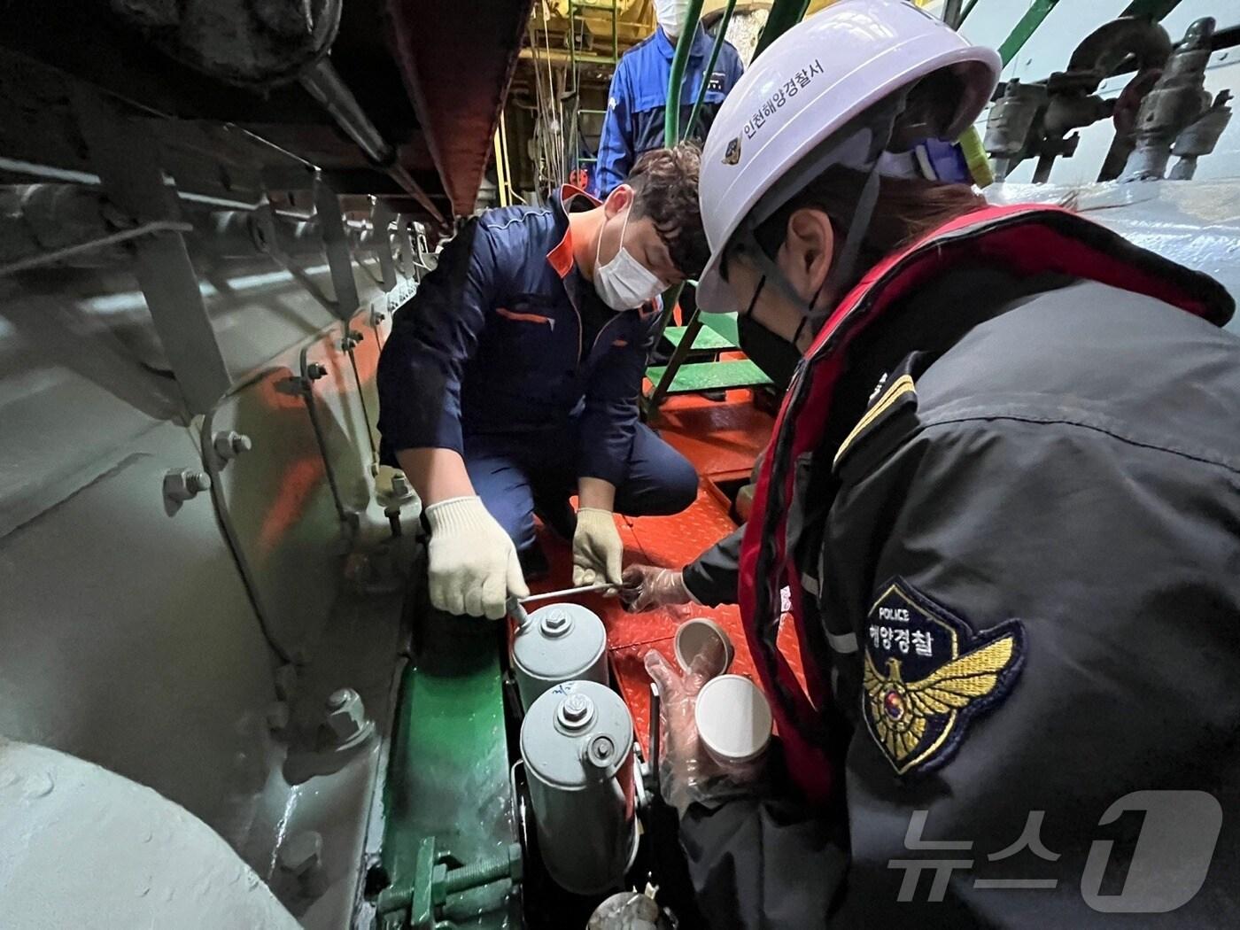 본문 이미지 - 황 함유량 점검을 위해 시료채취하는 해경 대원(해양경찰청 제공) /뉴스1