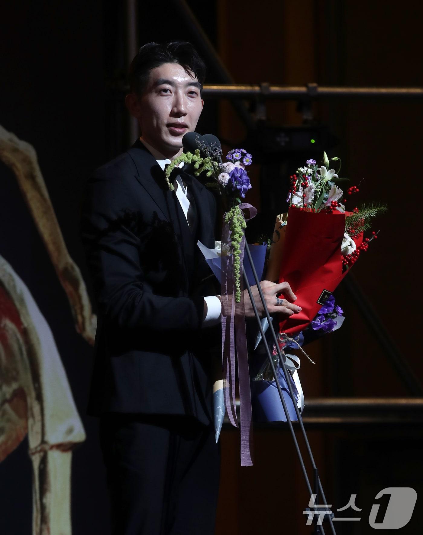 본문 이미지 - 조현우&#40;울산HD&#41;가 29일 오후 서울 서대문구 스위스그랜드호텔에서 열린 프로축구 &#39;하나은행 K리그 2024 대상 시상식&#39;에서 베스트11 골키퍼상을 수상한 후 소감을 밝히고 있다. 2024.11.29/뉴스1 ⓒ News1 오대일 기자