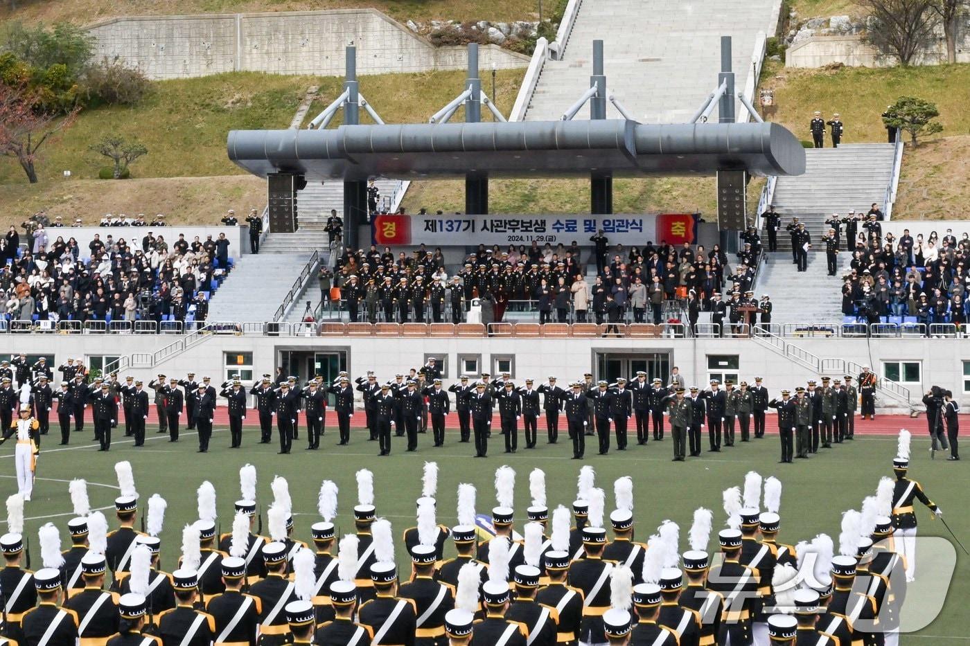 29일 해군사관학교에서 열린 &#39;제137기 해군·해병대 사관후보생 수료 및 임관식&#39;에서 신임 장교들이 국기에 대한 경례를 하고 있다. &#40;해군 제공&#41; 2024.11.29/뉴스1