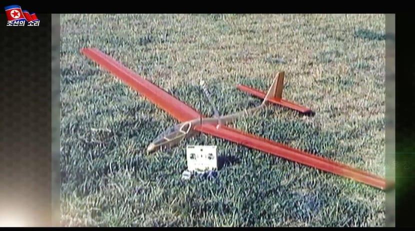 본문 이미지 - 당시 모형항공선수들이 자체 제작한 무형항공기 사진. ('조선의소리' 갈무리)