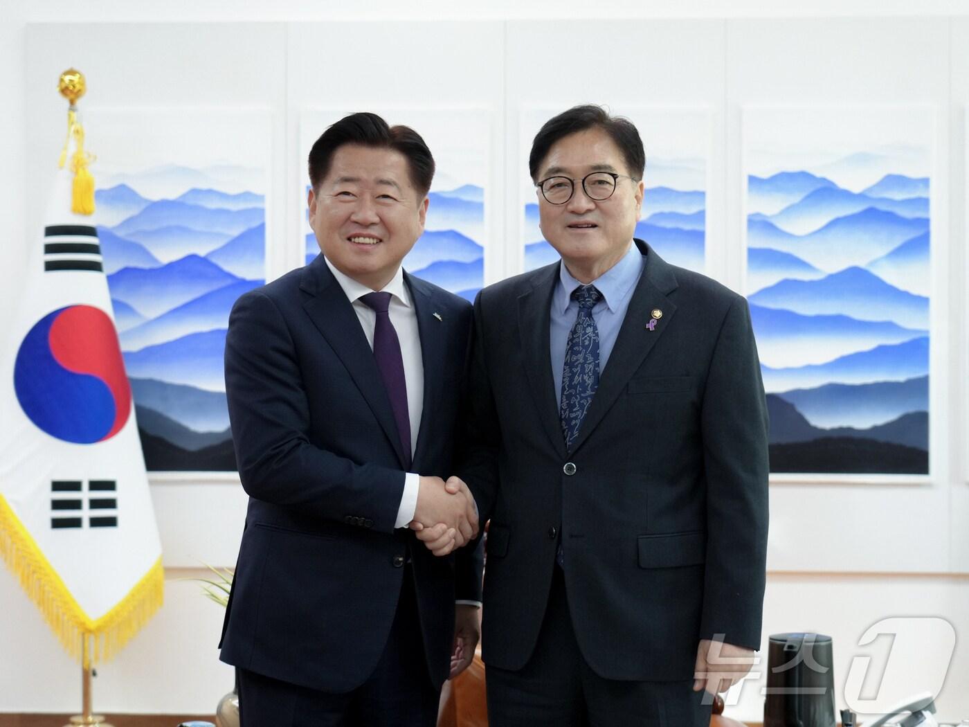 본문 이미지 - 오영훈 제주지사와 우원식 국회의장(제주도 제공)/뉴스1