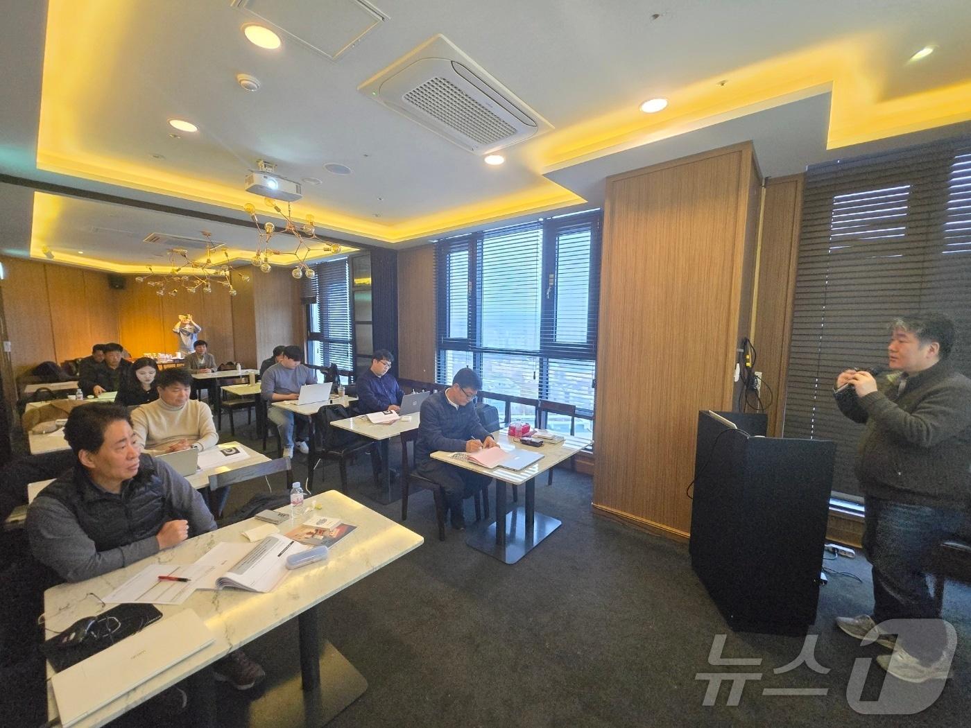 본문 이미지 - 전북기자협회와 한국언론진흥재단 광주지사가 29일 전주 그랜드힐스턴호텔에서 협회 회원 20여 명을 대상으로 '깊이 있는 보도를 위한 취재역량 강화'를 주제로 한 교육을 진행하고 있다.(전북기자협회 제공) 2024.11.29/뉴스1
