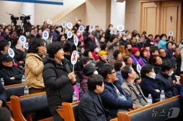 본문 이미지 - 28일 서울 성북구 석관동 현장구청장실에서 구민들이 O.X 퀴즈에 열정적으로 참여하는 모습. (성북구 제공)ⓒ 뉴스1