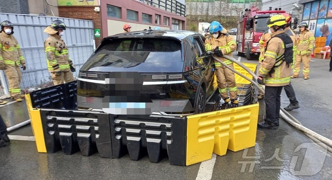 29일 오후 2시47분쯤 대구 동구 한 상가 실외 주차장에 있던 전기차에서 불이 나 소방당국이 진화 중이다. 불은 3시간48분 만에 진화됐다.(대구소방안전본부 제공)