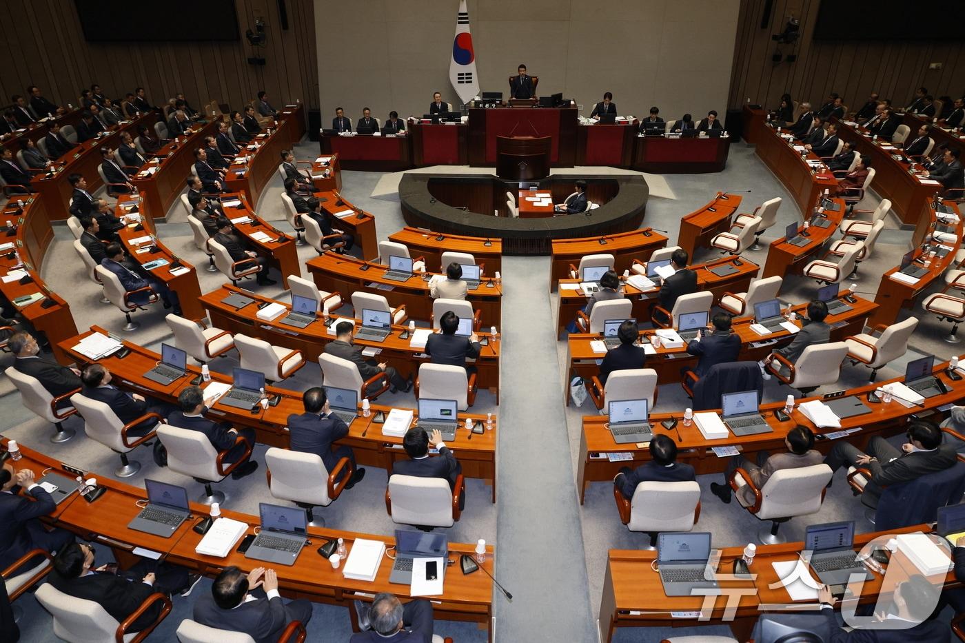 본문 이미지 - 박정 국회 예산결산특별위원회 위원장이 29일 오후 서울 여의도 국회에서 열린 예결위 제13차 전체회의에서 국민의힘 의원들 퇴장 속에 정부 감액 예산안을 통과시키고 있다. 2024.11.29/뉴스1 ⓒ News1 안은나 기자