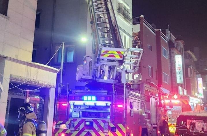 본문 이미지 - 29일 오후 5시 54분쯤 강원 원주시 명륜동의 한 주상복합 건물 3층에서 화재가 발생, 소방이 신고 접수 18분 만에 진화했다. &#40;독자 제공&#41; 2024.11.29/뉴스1