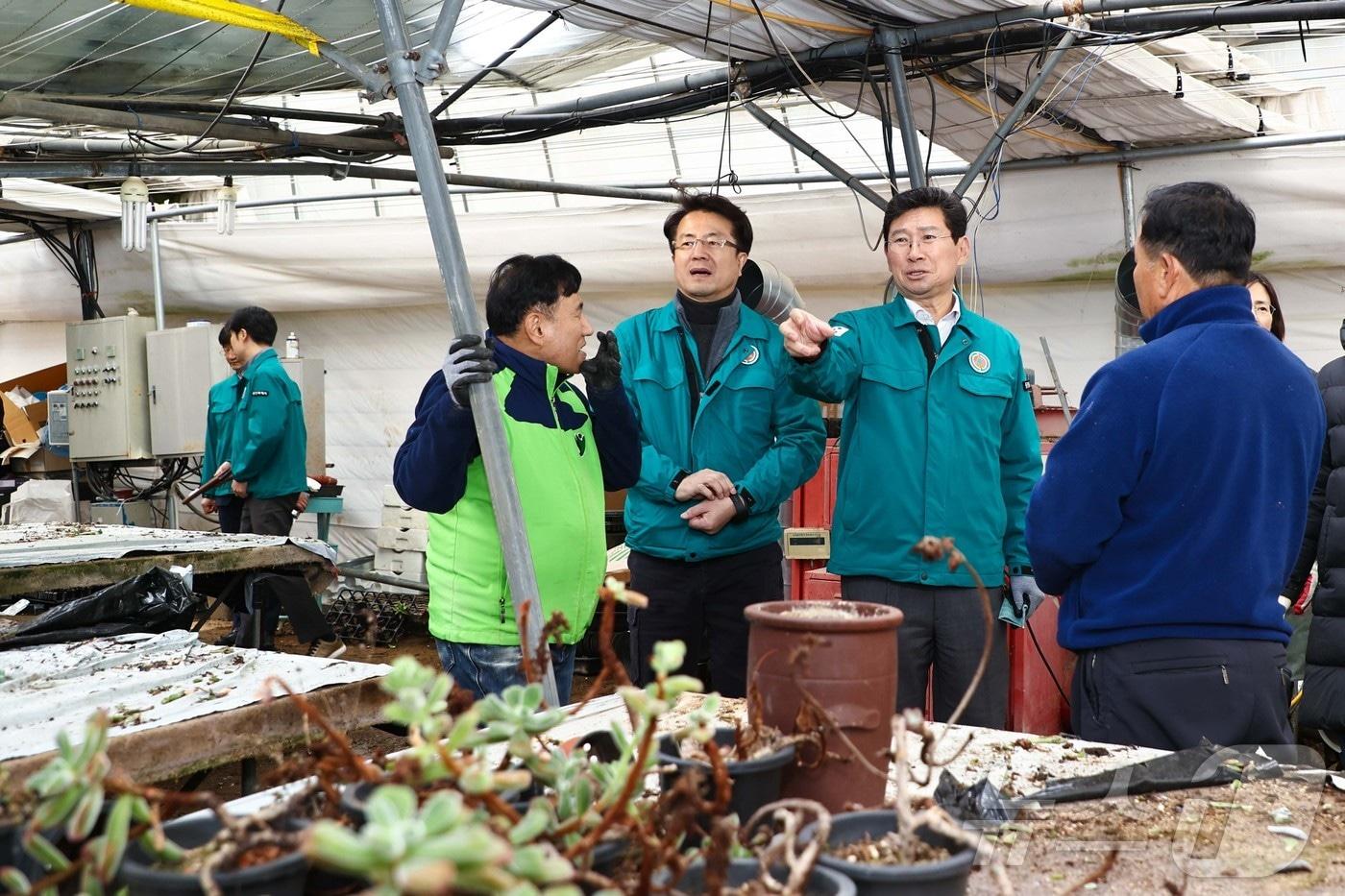 본문 이미지 - 이상일 시장은 29일 폭설 피해를 입은 화훼 농가에서 피해 상황을 살펴보고 복구에 나선 봉사자들을 격려했다.(용인시 제공)