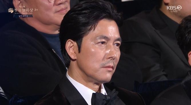 본문 이미지 - '혼외자 논란'을 빚은 배우 정우성이 29일 오후 서울 영등포구 여의도 KBS홀에서 열린 제45회 청룡영화상에 참석해 있다. 정우성은 이날 최다관객상 시상자로 무대에 올라 "저는 오늘 '서울의 봄'과 함께했던 모든 관계자에게 제 사적인 일이 영화에 오점으로 남지 않기를 바라는 마음으로 이 자리에 섰다＂고 말했다. 이어 ＂또한 저에게 사랑과 기대를 보내주셨던 모든 분에게 염려와 실망을 안겨드린 점 죄송하다고 말씀드립니다＂라고 밝혔다. 이어서 ＂모든 질책은 제가 받고 안고 가겠다＂라며 ＂그리고 아버지로서 아들에 대한 책임을 끝까지 다할 것입니다＂라고 직접 입장을 전했다.(KBS 캡처) 2024.11.29/뉴스1