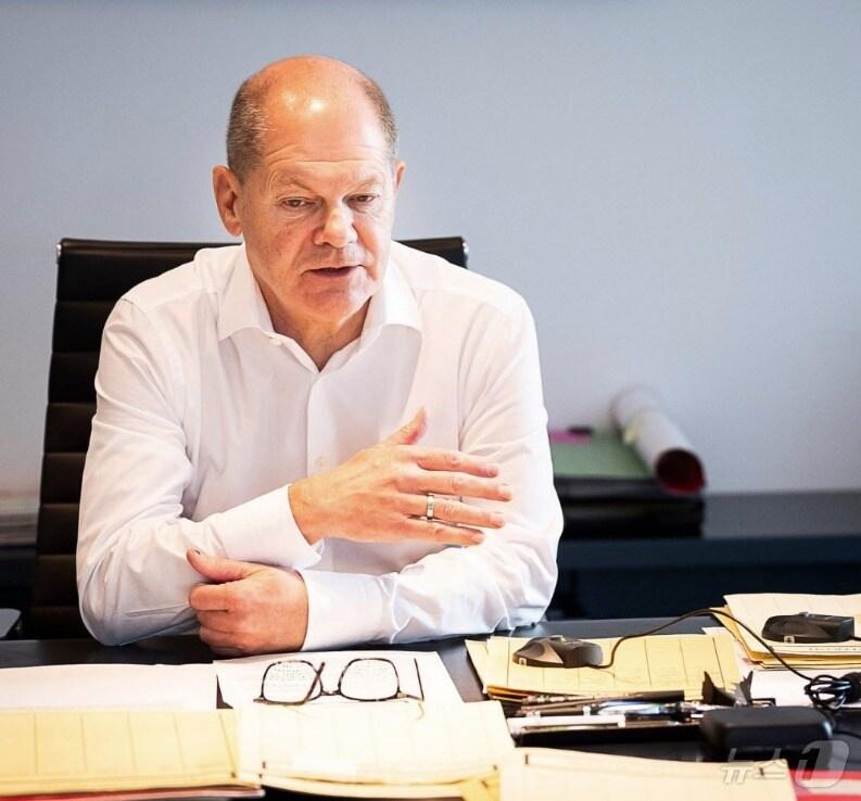 본문 이미지 - 볼로디미르 젤렌스키 우크라이나 대통령과 통화하는 올라프 숄츠 독일 총리. (사진은 숄츠 총리 X(옛 트위터) 게시물 갈무리)