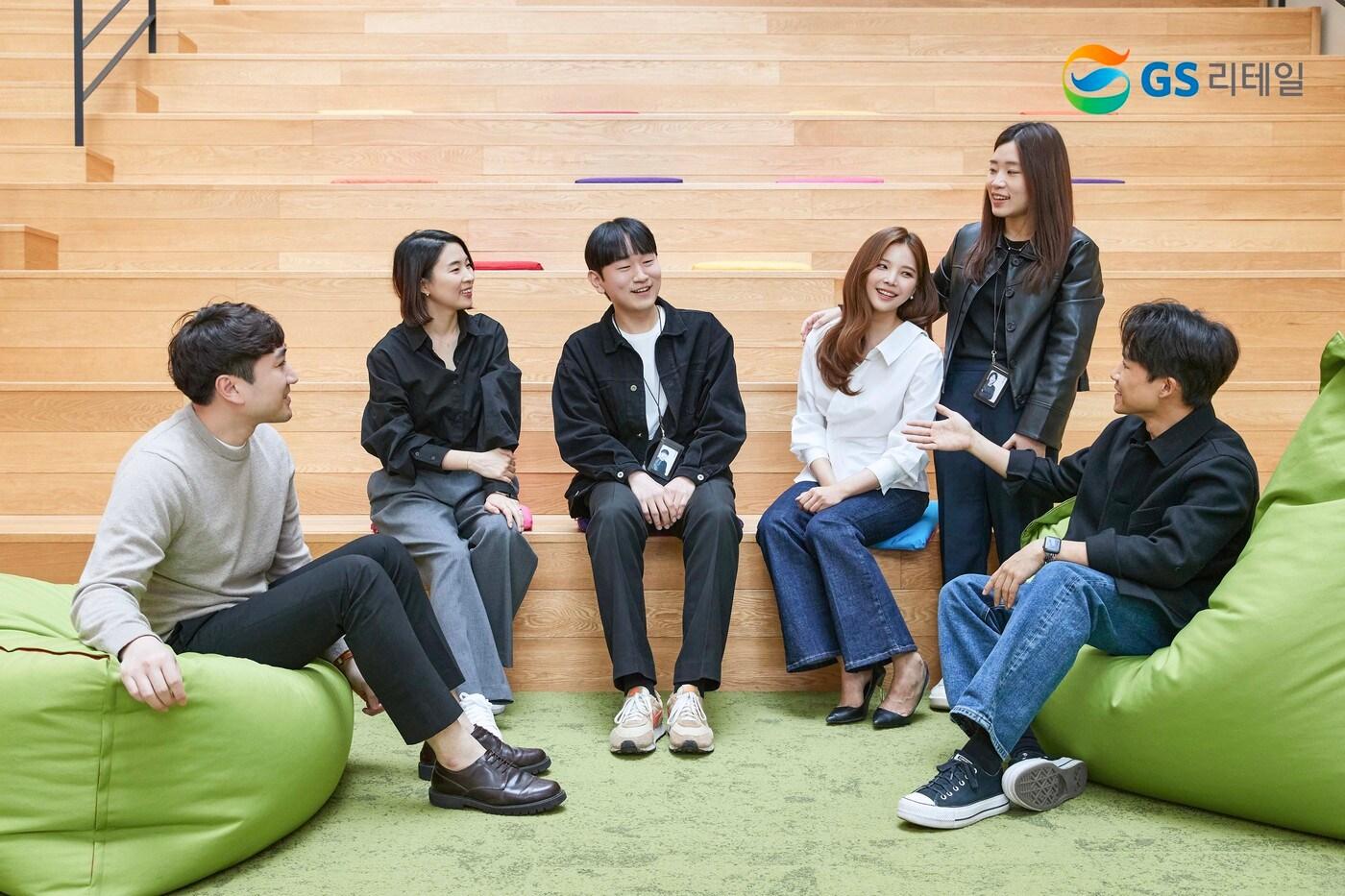 GS리테일 올해 '공정채용 우수기업 어워즈'에서 고용노동부 장관상을 수상했다. GS리테일 신규 입사자들이 한데 모여 이야기를 나누고 있는 모습(GS리테일 제공).