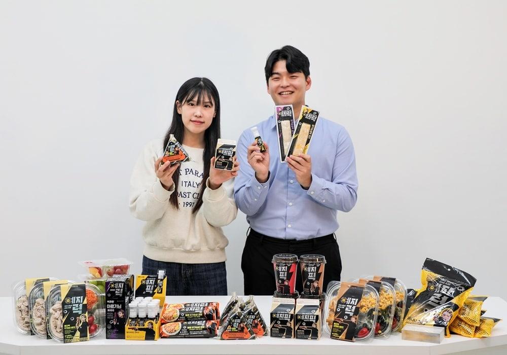 본문 이미지 - CU 관계자들이 김예지 선수와의 컬래버 상품을 소개하는 모습(CU 제공).