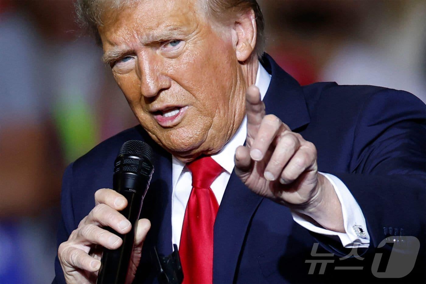 본문 이미지 - 미국 공화당 대선 후보 도널드 트럼프 전 대통령이 2일(현지시간) 위스콘신주 밀워키에서 열린 선거 집회서 "기업들에 가장 낮은 세금과 에너지 비용 부괴해 제조업을 부흥시킬 것＂이라고 말하고 있다. 2024.11.03 ⓒ AFP=뉴스1 ⓒ News1 우동명 기자