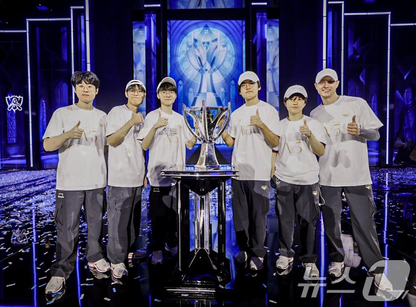 본문 이미지 - 한국 대표 e스포츠팀 ‘T1’이 2일&#40;현지 시각&#41; 영국 런던에서 열린 롤드컵에서 우승하며 통산 5회 우승의 쾌거를 이뤘다. 사진은 롤드컵 우승 직후 함께 포즈를 취한 T1 선수단. &#40;SK텔레콤 제공&#41; 2024.11.3/뉴스1 ⓒ News1 박지혜 기자