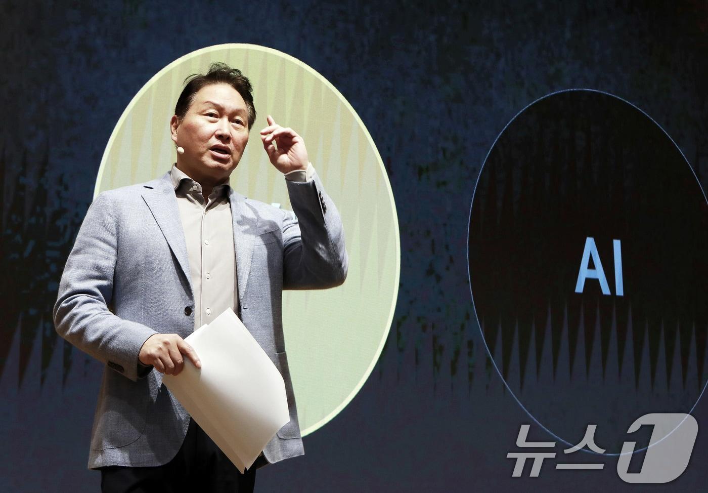 본문 이미지 - 최태원 SK그룹 회장이 지난 2일 경기도 이천 SKMS연구소에서 열린 '2024 SK그룹 CEO세미나'에서 폐막 연설을 하고 있다. (SK그룹 제공) 2024.11.3/뉴스1 ⓒ News1 박지혜 기자