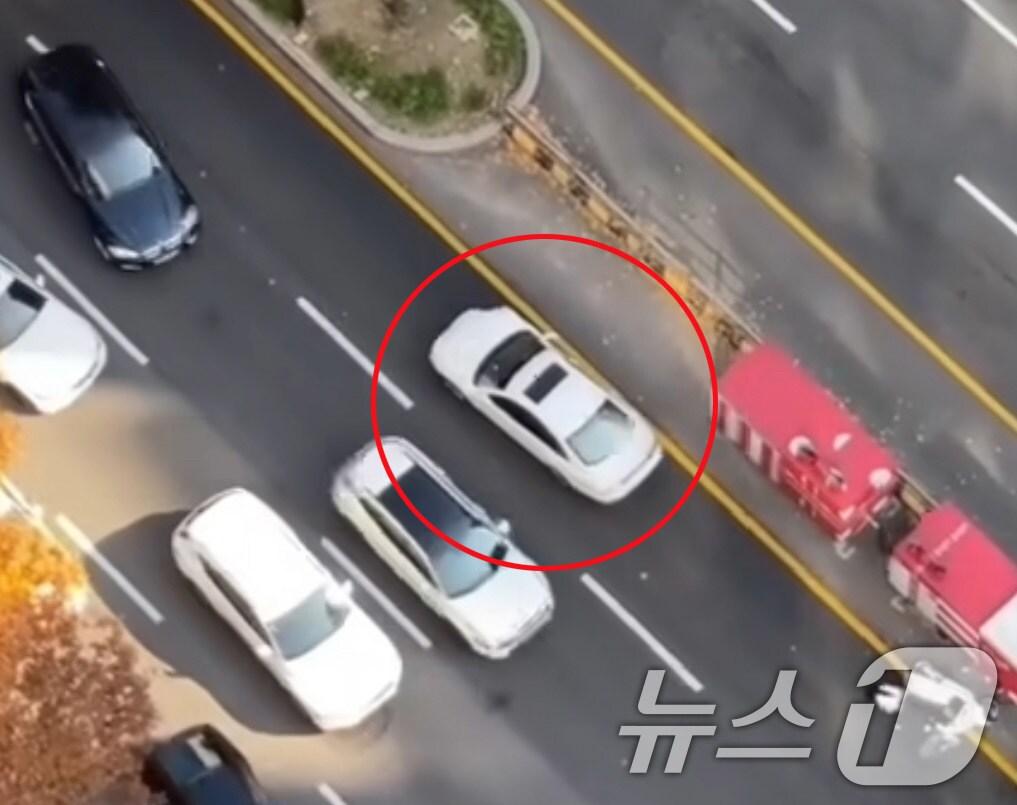 본문 이미지 - 지난 2일 서울 강남 도로서 역주행 중인 차량(빨간동그라미). (온라인 커뮤니티 캡처) 2024.11.3/뉴스1