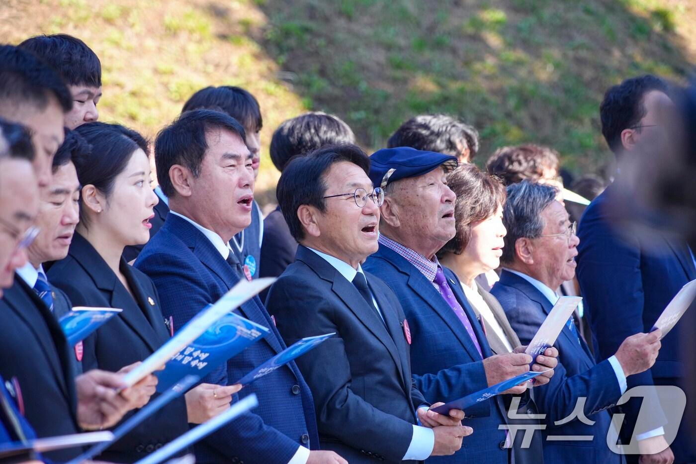 본문 이미지 - 강기정 광주시장이 3일 오전 서구 화정동 학생독립운동기념탑에서 열린 '제95주년 학생독립운동 기념식'에 참석해 강정애 국가보훈부 장관, 이정선 광주교육감, 애국지사 등 과 '학생의 날' 노래를 제창하고 있다.(광주시 제공)2024.11.3/뉴스1 