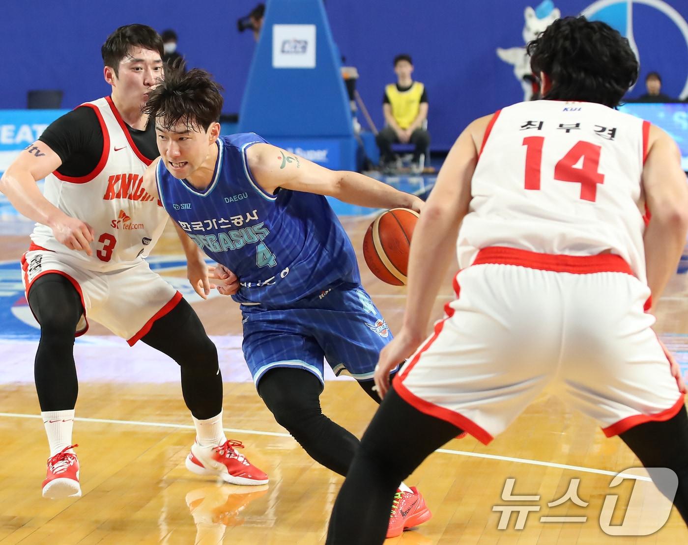 본문 이미지 - 3일 오후 대구체육관에서 열린 '2024-2025 KCC 프로농구' 정규리그 대구 한국가스공사와 서울 SK 나이츠의 경기, 가스공사 김낙현이 SK 수비를 돌파하고 있다. 2024.11.3/뉴스1 ⓒ News1 공정식 기자
