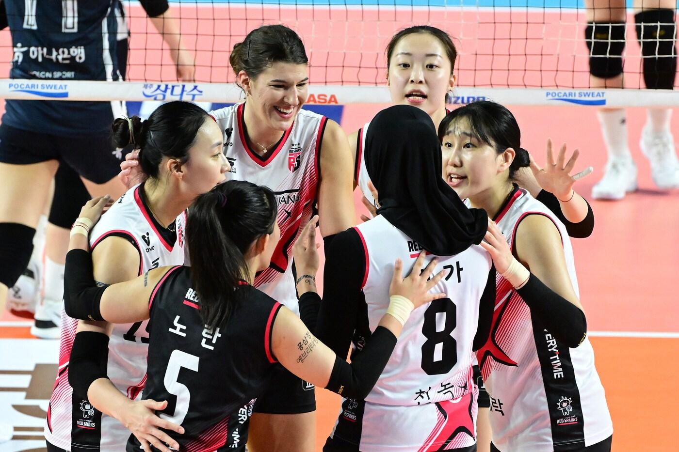 본문 이미지 - 여자 프로배구 2위로 올라선 정관장. (한국배구연맹 제공)