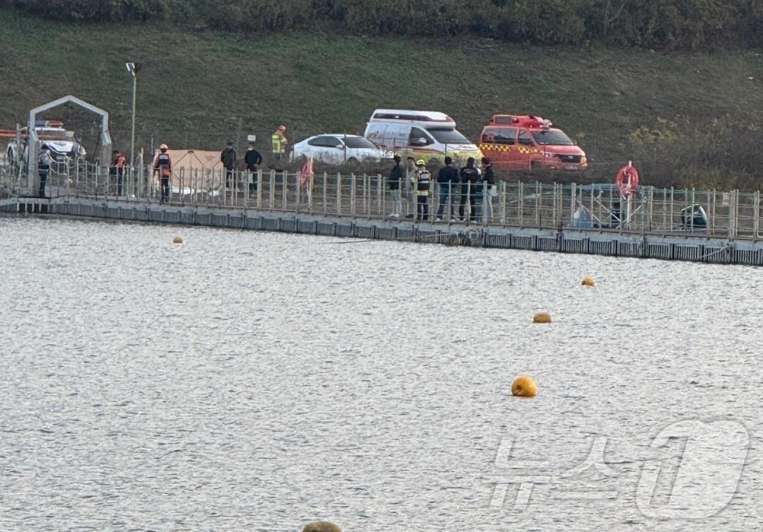 본문 이미지 - 지난 2일 오후 강원 화천군 소재 북한강에서 30대 여성으로 추정되는 토막 난 변사체가 발견돼 경찰이 현장 수사를 벌이고 있다.(독자 제공)/뉴스1