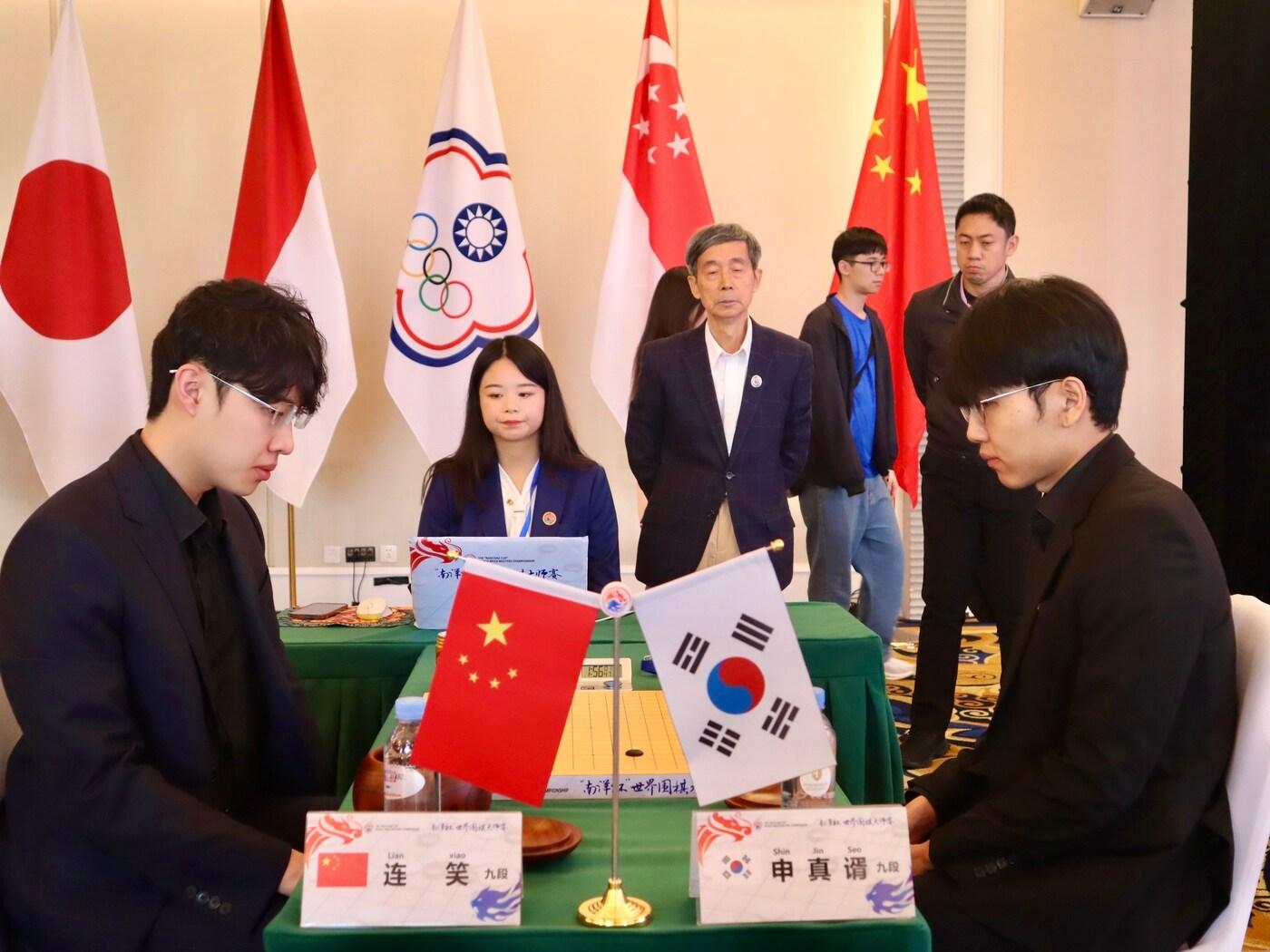 본문 이미지 - 신진서 9단(오른쪽)과 롄샤오 9단. (한국기원 제공)