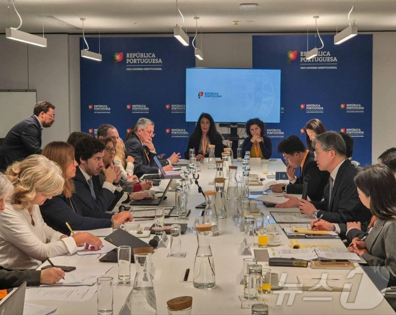 본문 이미지 - 김희상 경제외교조정관은 29일(현지시각) 포르투갈 리스본에서 주앙 페헤이라 포르투갈 경제부 차관과  제7차 한-포르투갈 경제공동위원회를 개최했다. (외교부 제공)