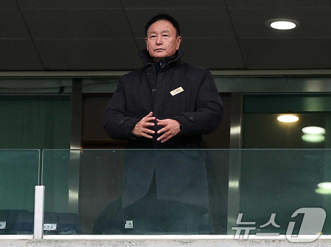 대한축구협회장 출마를 선언한 허정무 전 축구대표팀 감독이 30일 오후 서울 마포구 서울월드컵경기장에서 열리는 '2024 하나은행 코리아컵 결승전' 포항 스틸러스와 울산HD의 경기를 찾아 관전하고 있다. 2024.11.30/뉴스1 ⓒ News1 김진환 기자