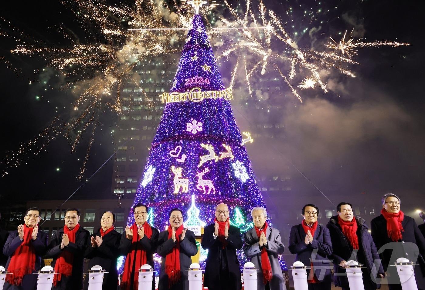 본문 이미지 - 이장우 대전시장이 성탄트리 점등식에서 기념촬영 하고 있다.(대전시 제공)/뉴스1
