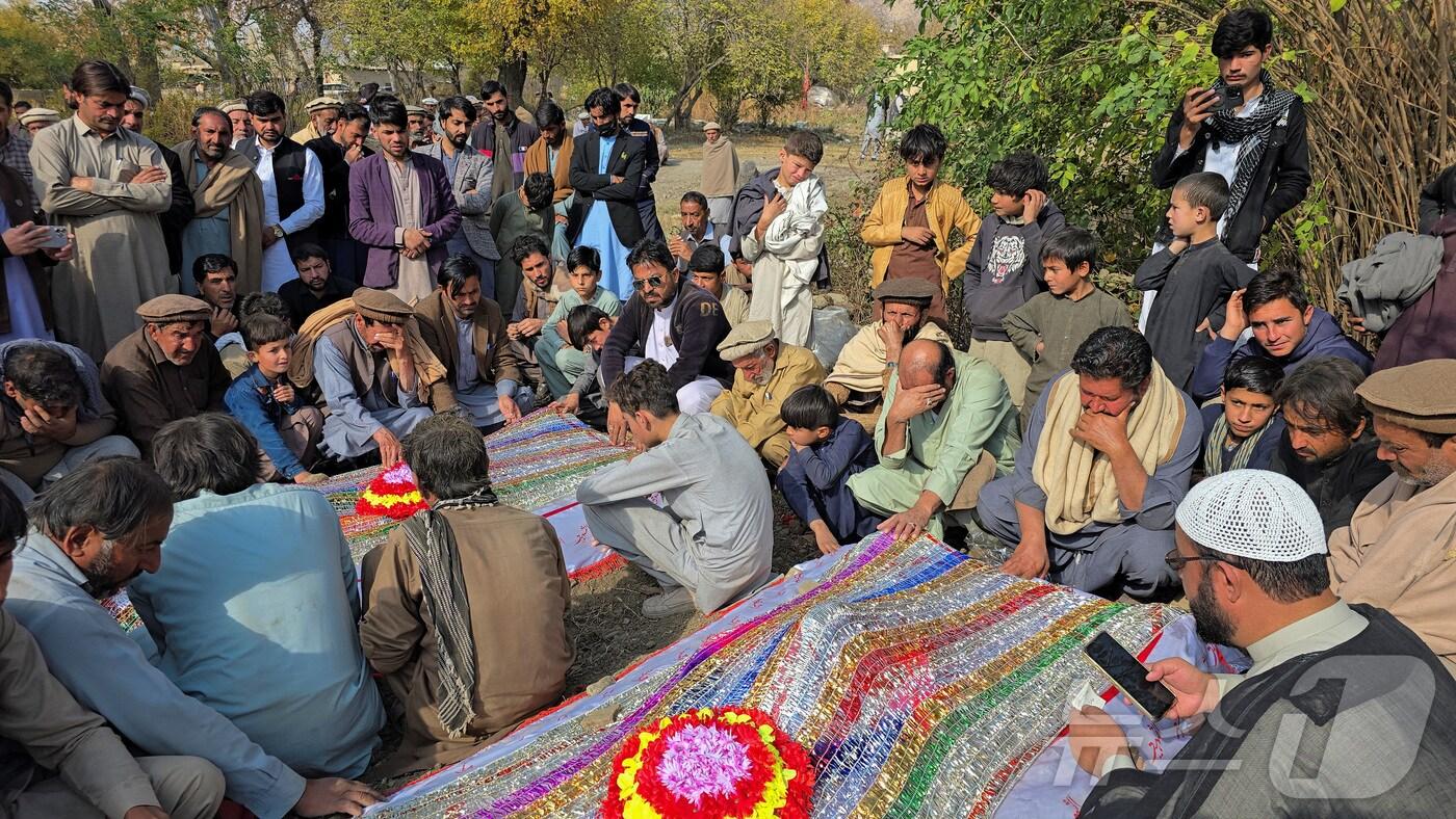 22일&#40;현지시간&#41; 파키스탄 샬로잔에서 쿠람에서 벌어진 승용차 총격으로 사망한 이들을 애도하는 추모회가 열리고 있다. 2024.11.22/ ⓒ 로이터=뉴스1 ⓒ News1 권진영 기자