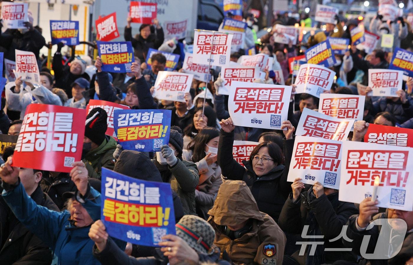본문 이미지 - 30일 오후 서울 종로구 광화문 일대에서 열린 '김건희·윤석열 국정농단 규탄·특검 촉구 제5차 국민행동의 날'에 참여한 시민들이 김건희 여사 특검을 촉구하는 구호를 외치고 있다. 2024.11.30/뉴스1 ⓒ News1 장수영 기자