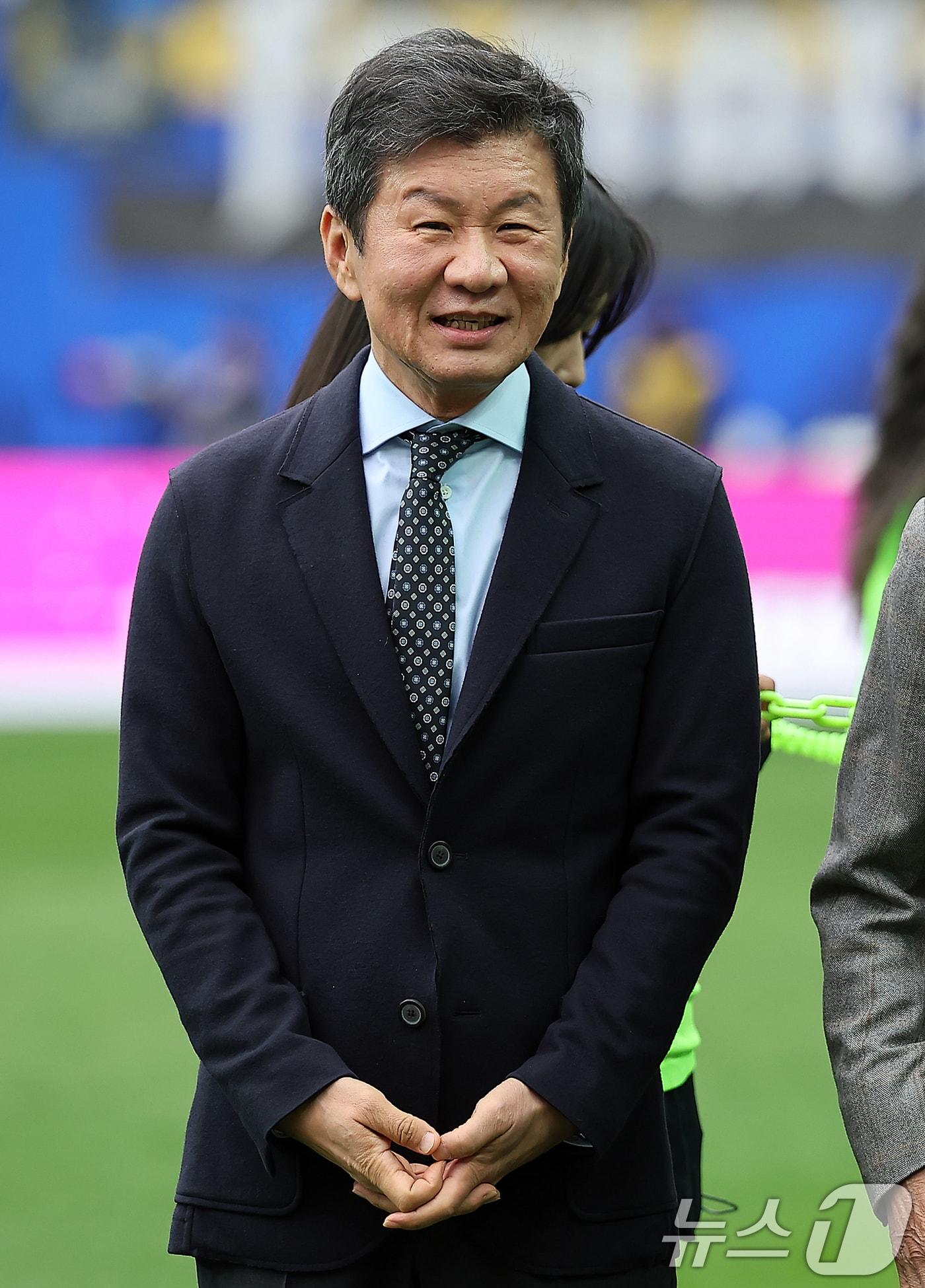 본문 이미지 - 정몽규 대한축구협회장이 30일 오후 서울 마포구 서울월드컵경기장에서 열리는 &#39;2024 하나은행 코리아컵 결승전&#39; 포항 스틸러스와 울산HD의 경기에 앞서 식전행사에 참석해 미소를 짓고 있다. 2024.11.30/뉴스1 ⓒ News1 김진환 기자