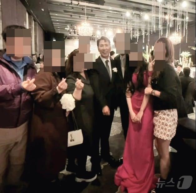 본문 이미지 -  지난 2일 서울 강서구의 모 호텔에서 열린 아들 결혼식에서 안희정 전 충남지사가 아들 내외, 지지자들과 기념 촬영한 모습. (SNS 갈무리) ⓒ 뉴스1