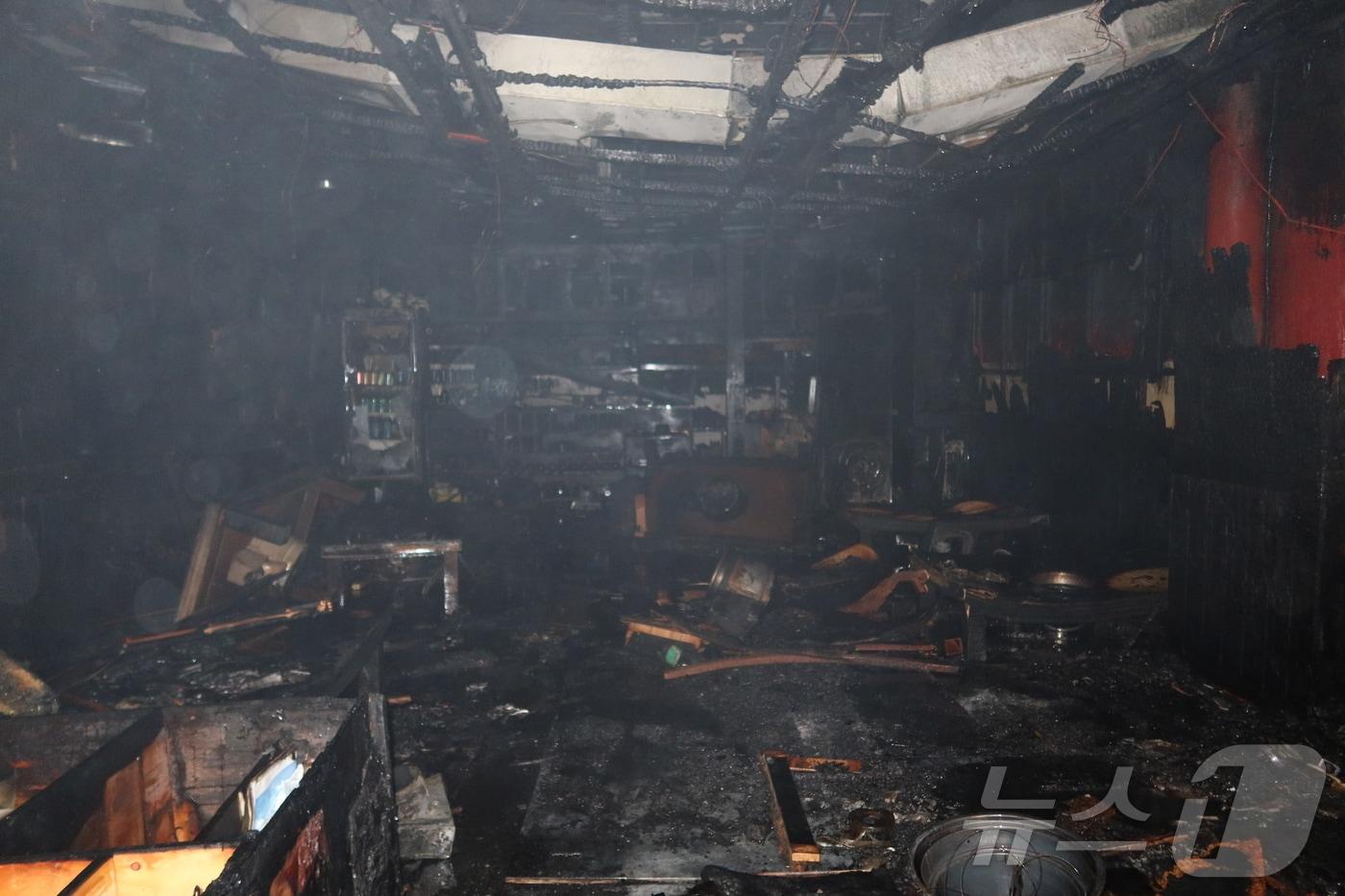 3일 오후 부산 금정구 남산동 음식점 화재 현장.(부산소방재난본부 제공)