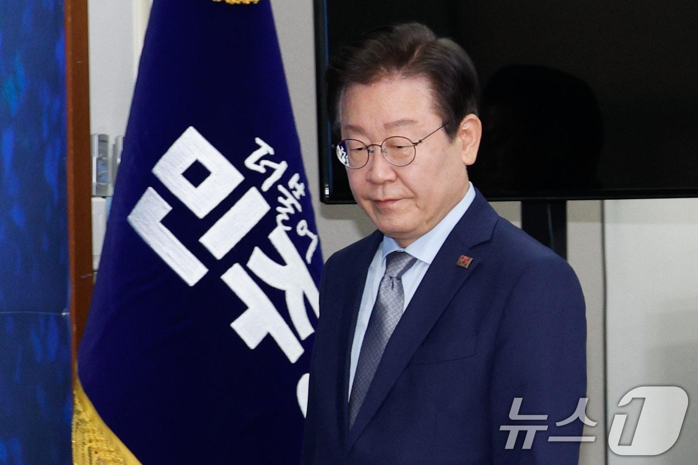 이재명 더불어민주당 대표가 4일 오전 서울 여의도 국회에서 열린 최고위원회의에 입장하고 있다. 2024.11.4/뉴스1 ⓒ News1 안은나 기자