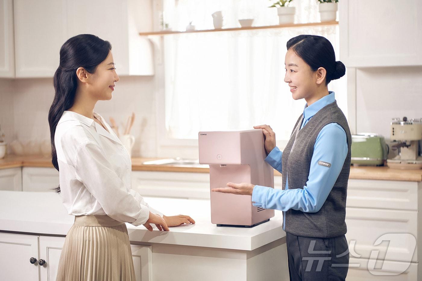 코웨이의 방문점검판매원 '코디'의 모습.(코웨이 제공)