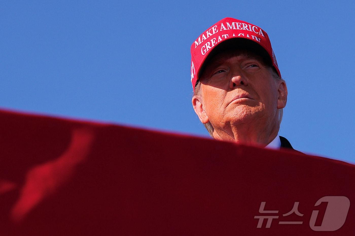 본문 이미지 - 3일(현지시간) 공화당 대선 후보인 도널드 트럼프 전 미국 대통령이 펜실베이니아주 리티츠 유세에서 어느 한 곳을 응시하고 있다. ⓒ 로이터=뉴스1 ⓒ News1 류정민 특파원