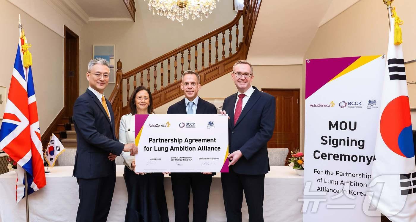 한국아스트라제네카는 지난달 17일 주한영국대사관, 주한영국상공회의소와 여성을 포함한 비흡연 폐암의 위험성과 조기검진 필요성을 함께 알리기 위해 3자 간 양해각서(MOU)를 체결했다.(한국아스트라제네카 제공)