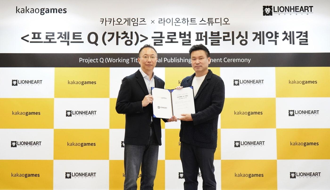 본문 이미지 - 한상우 카카오게임즈 대표와 김재영 라이온하트 스튜디오 의장이 기념사진을 찍고 있다.(카카오게임즈 제공)